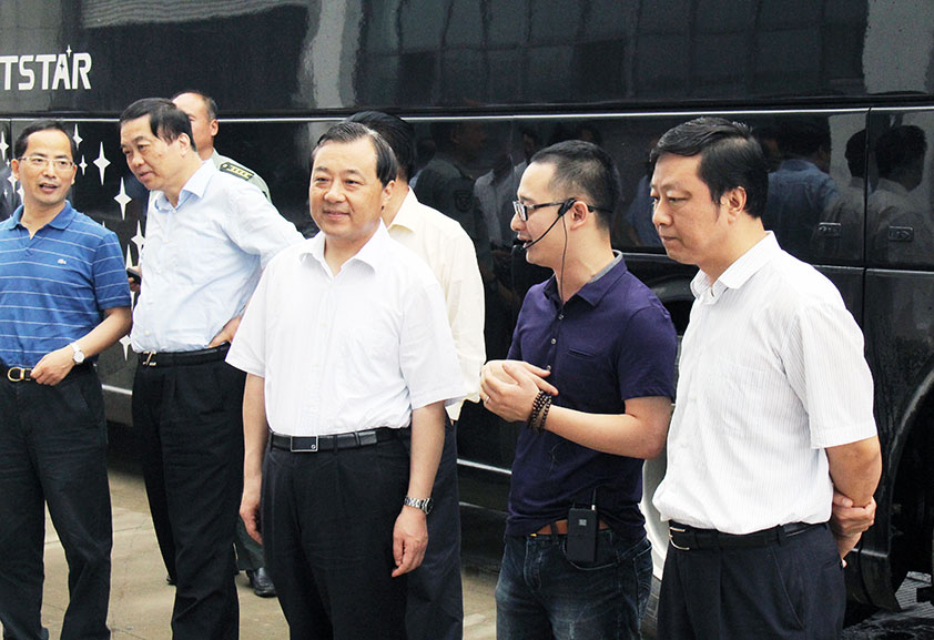 扬州市委书记谢正义率政府四套班子成员考察丝瓜视频IOS在线观看扬州生产中心